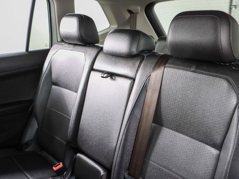 Used 2020 Volkswagen Tiguan SE w/ Panoramic Sunroof Package image 25