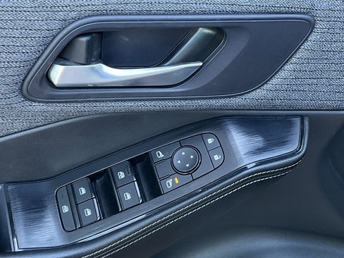 Used 2023 Nissan Rogue SV image 12