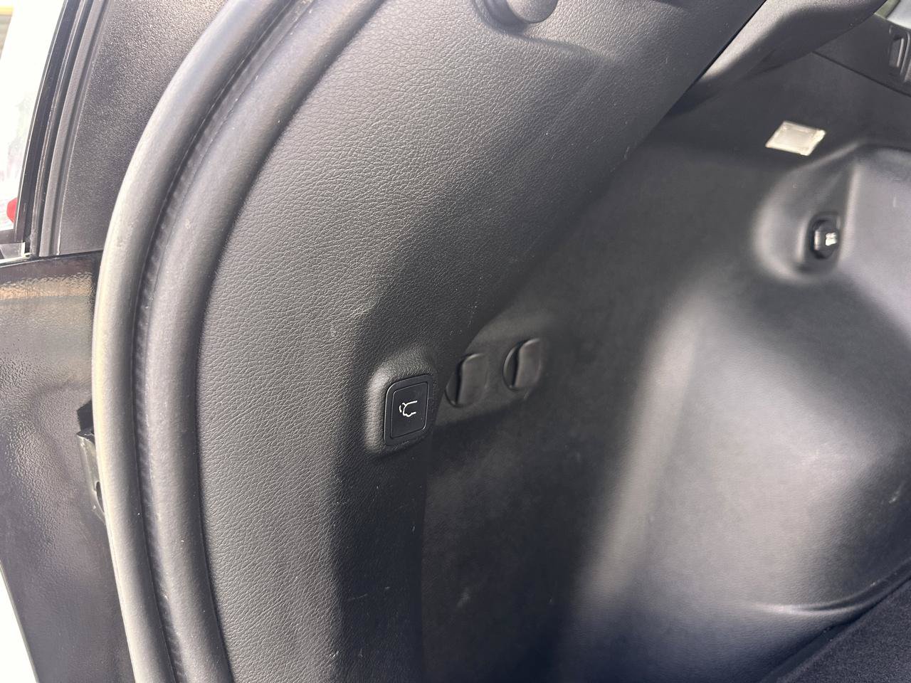 Used 2019 Jeep Cherokee Latitude Plus w/ Comfort/Convenience Group FWD image 31