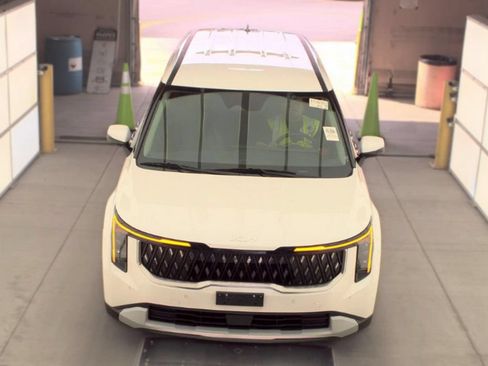 Used 2025 Kia Carnival FWD image 3