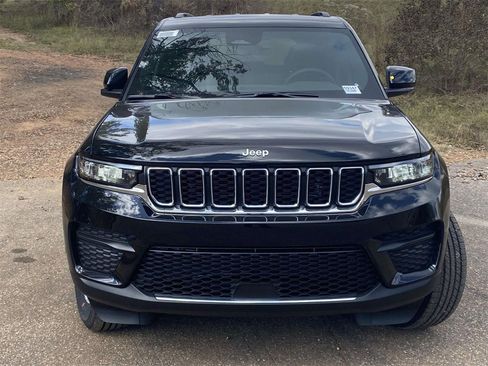 New 2025 Jeep Grand Cherokee Laredo image 2