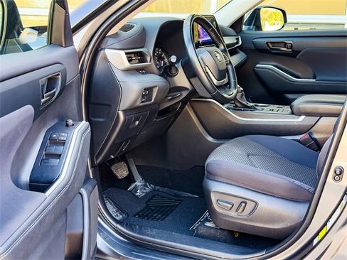 Used 2024 Toyota Highlander LE image 10