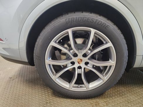 Used 2025 Porsche Cayenne image 25