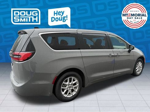 Used 2023 Chrysler Pacifica Touring-L FWD image 4