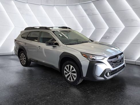 Used 2025 Subaru Outback Premium image 1