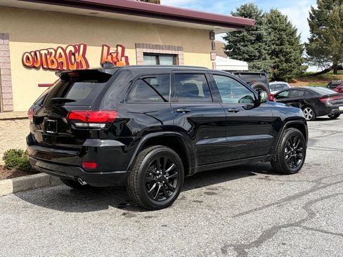 Used 2018 Jeep Grand Cherokee Altitude image 3