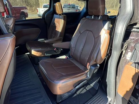 Used 2017 Chrysler Pacifica Limited w/ UConnect Theater Package image 24