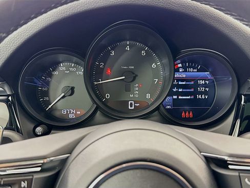 Certified 2025 Porsche Macan AWD/4WD image 16