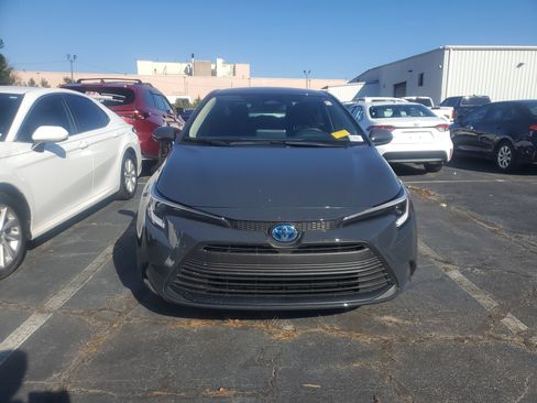 Used 2025 Toyota Corolla LE image 2