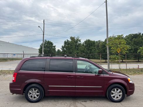 Used 2009 Chrysler Town & Country Touring w/ Entertainment Group #2 FWD image 2
