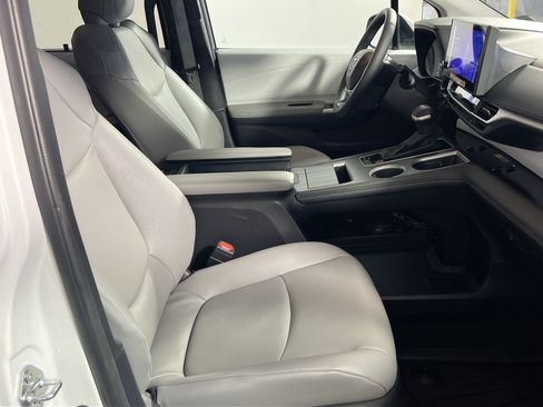 Used 2025 Toyota Sienna XLE AWD/4WD image 29