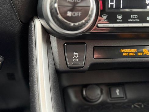 Used 2021 Toyota RAV4 LE image 17