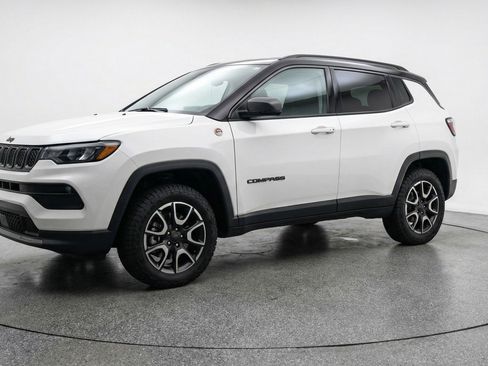 Used 2025 Jeep Compass Trailhawk AWD/4WD image 3