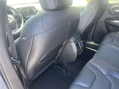 Used 2021 Jeep Cherokee Latitude Lux w/ Comfort/Convenience Group image 19