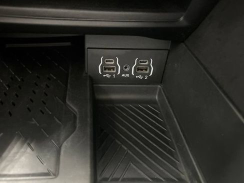 Used 2025 Chrysler Pacifica Limited FWD image 19