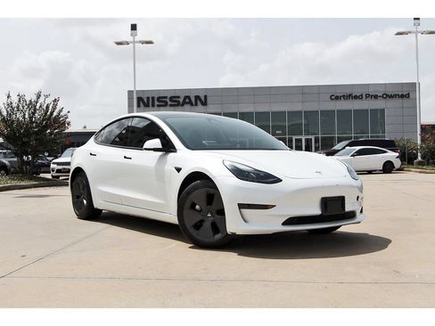 Used 2023 Tesla Model 3 Standard Range RWD image 1