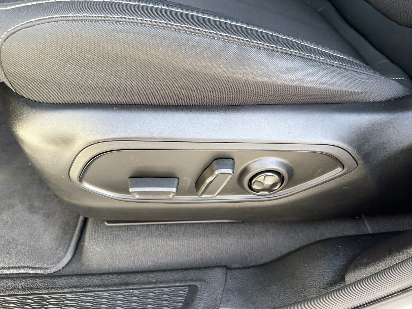 Used 2024 Jeep Grand Cherokee Laredo X w/ Luxury Tech Group I RWD image 20