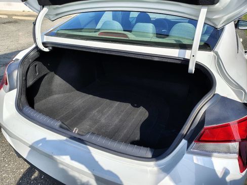 Used 2021 Hyundai Elantra SE image 10