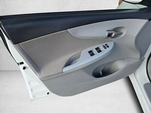 Used 2013 Toyota Corolla LE image 11