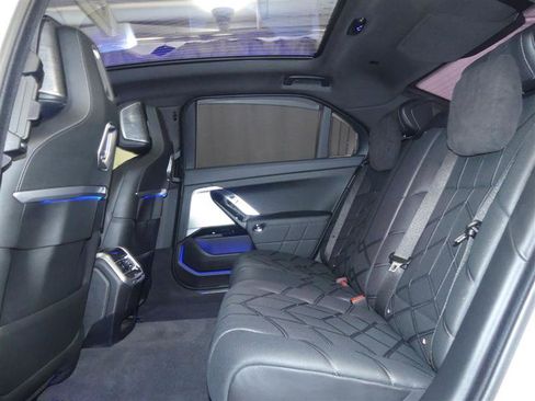 Used 2024 BMW i7 xDrive60 w/ Premium Package image 30