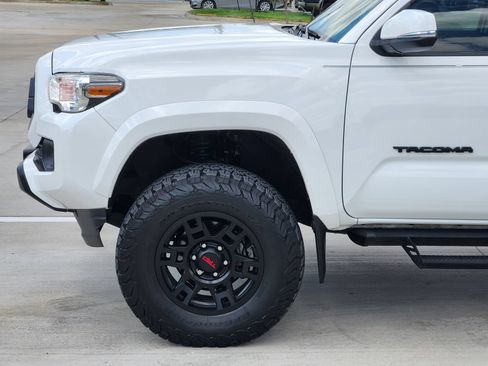 Used 2020 Toyota Tacoma SR5 w/ Technology Package AWD/4WD image 10