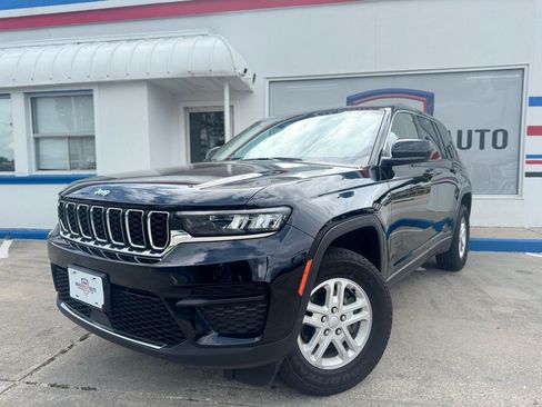 Used 2023 Jeep Grand Cherokee Laredo w/ Luxury Tech Group I AWD/4WD image 3