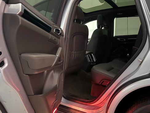 Used 2018 Porsche Cayenne Platinum Edition w/ Premium Package Plus image 21