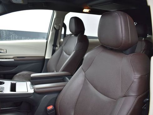 Used 2021 Toyota Sienna Platinum image 11