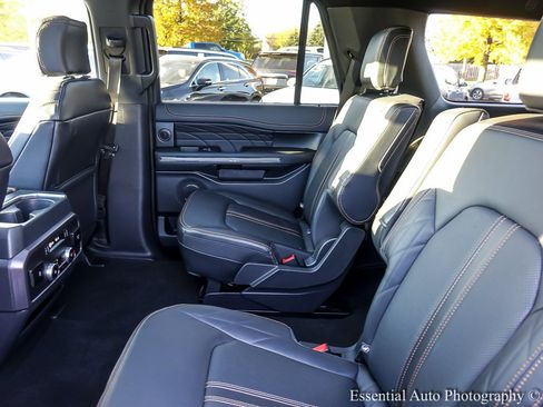 Used 2024 Ford Expedition Platinum image 18