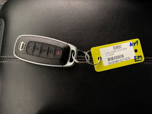Used 2025 Nissan Pathfinder SV FWD image 24