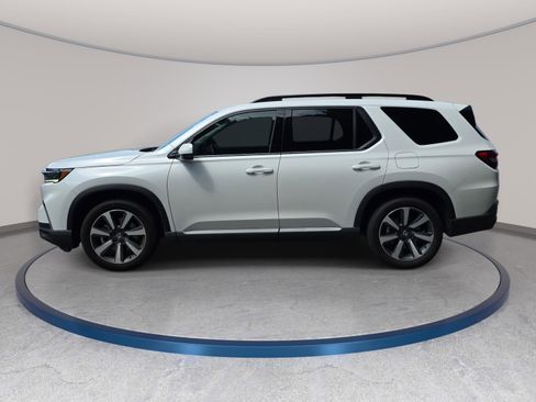 Used 2023 Honda Pilot Touring image 3