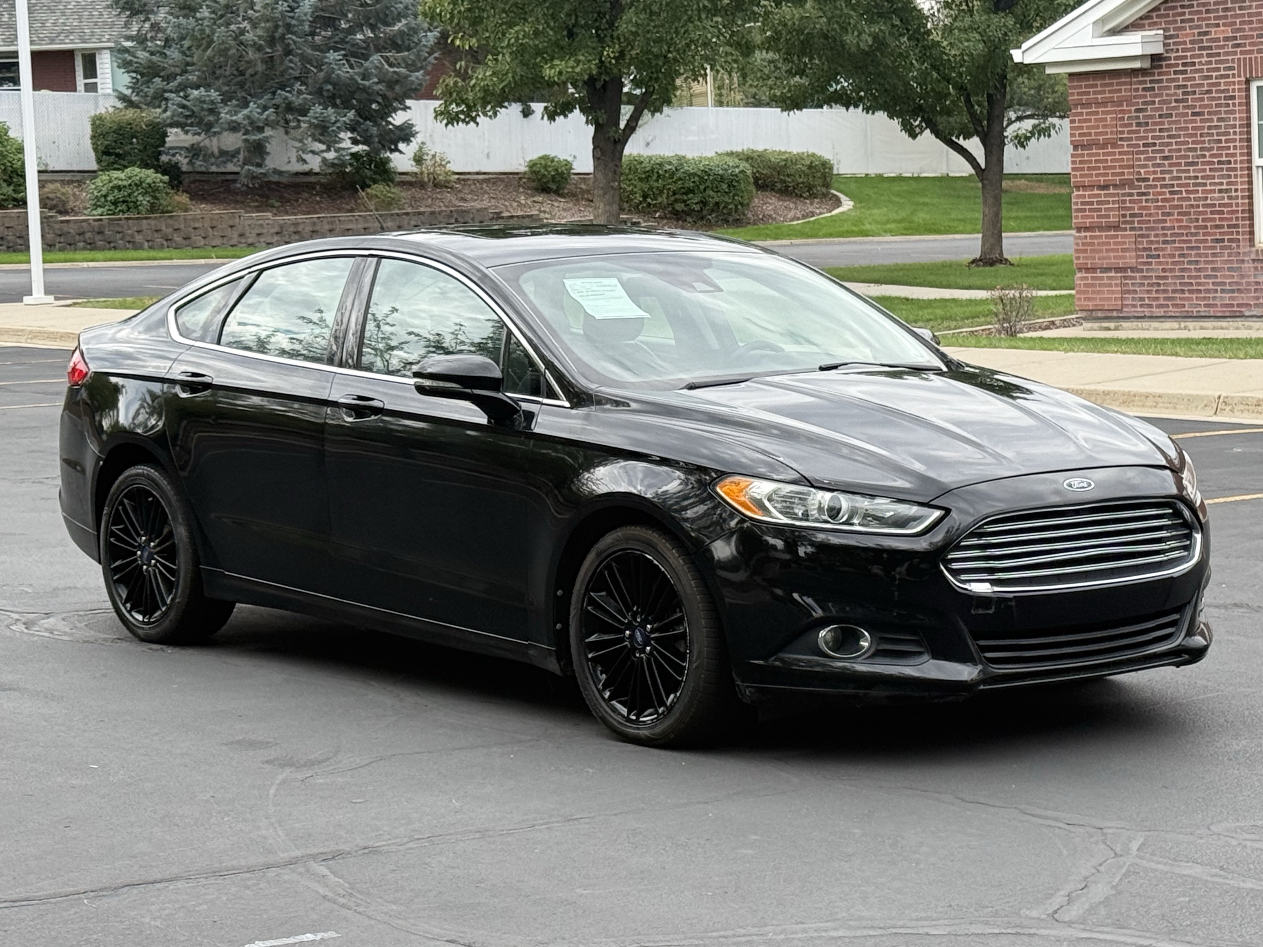 Used 2014 Ford Fusion SE w/ Equipment Group 202A FWD image 2