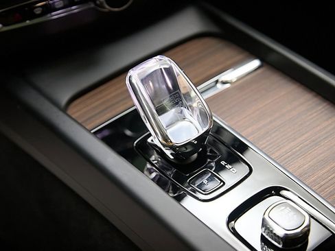 Certified 2023 Volvo XC60 T8 Ultimate w/ Climate Package image 17