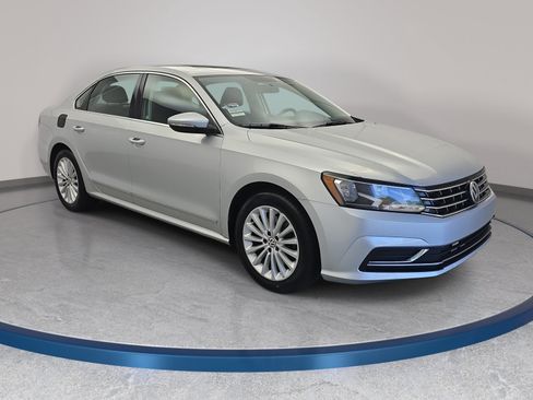 Used 2017 Volkswagen Passat 1.8T SE FWD image 3