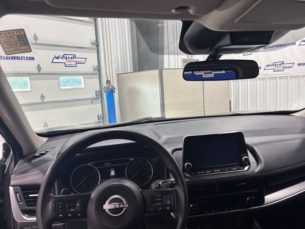 Used 2024 Nissan Rogue SV FWD image 2
