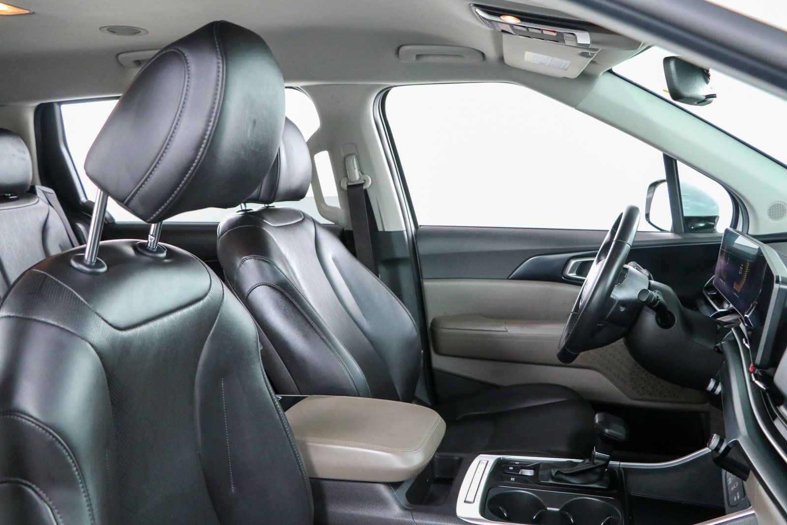 Used 2025 Kia Carnival FWD image 27