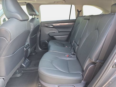 Used 2020 Toyota Highlander Limited FWD image 15