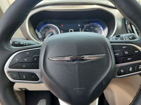 Used 2024 Chrysler Pacifica Touring-L FWD image 20