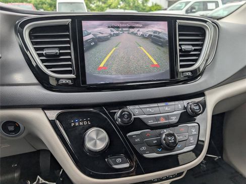 Used 2023 Chrysler Pacifica Touring-L FWD image 28