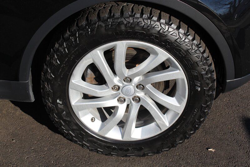 Used 2017 Land Rover Discovery HSE AWD/4WD image 29