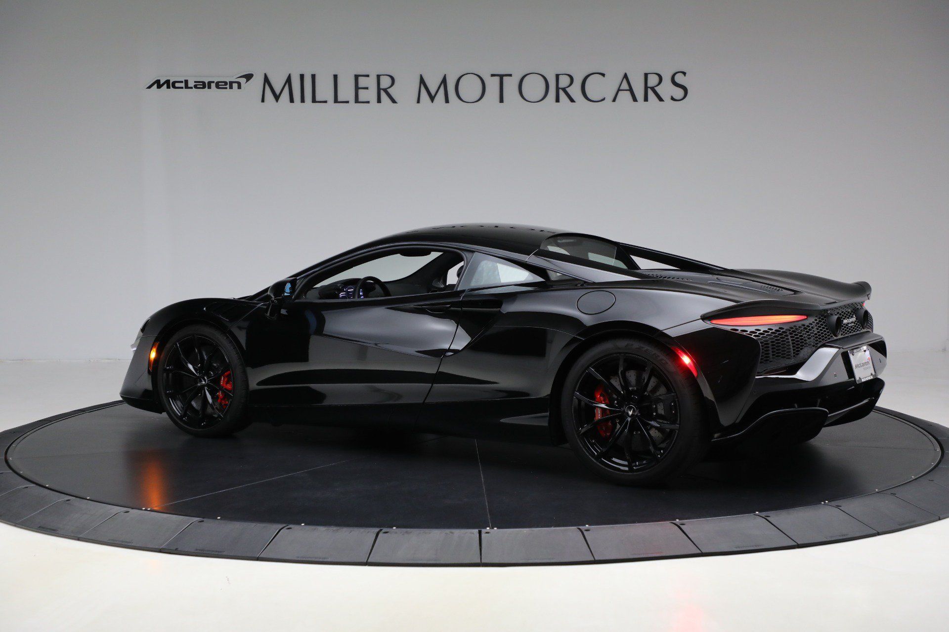 Used 2024 McLaren Artura RWD image 4