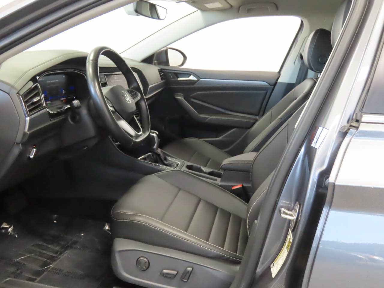 Used 2024 Volkswagen Jetta SE FWD image 16