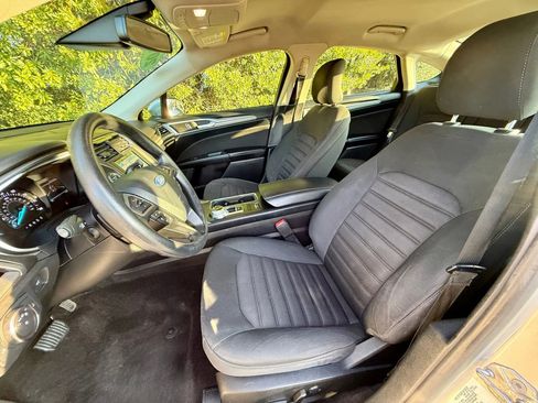 Used 2019 Ford Fusion SE image 2