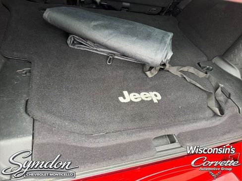 Used 2017 Jeep Wrangler Unlimited Sahara w/ Dual Top Group AWD/4WD image 19