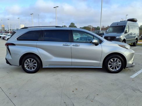 Used 2024 Toyota Sienna XLE image 5