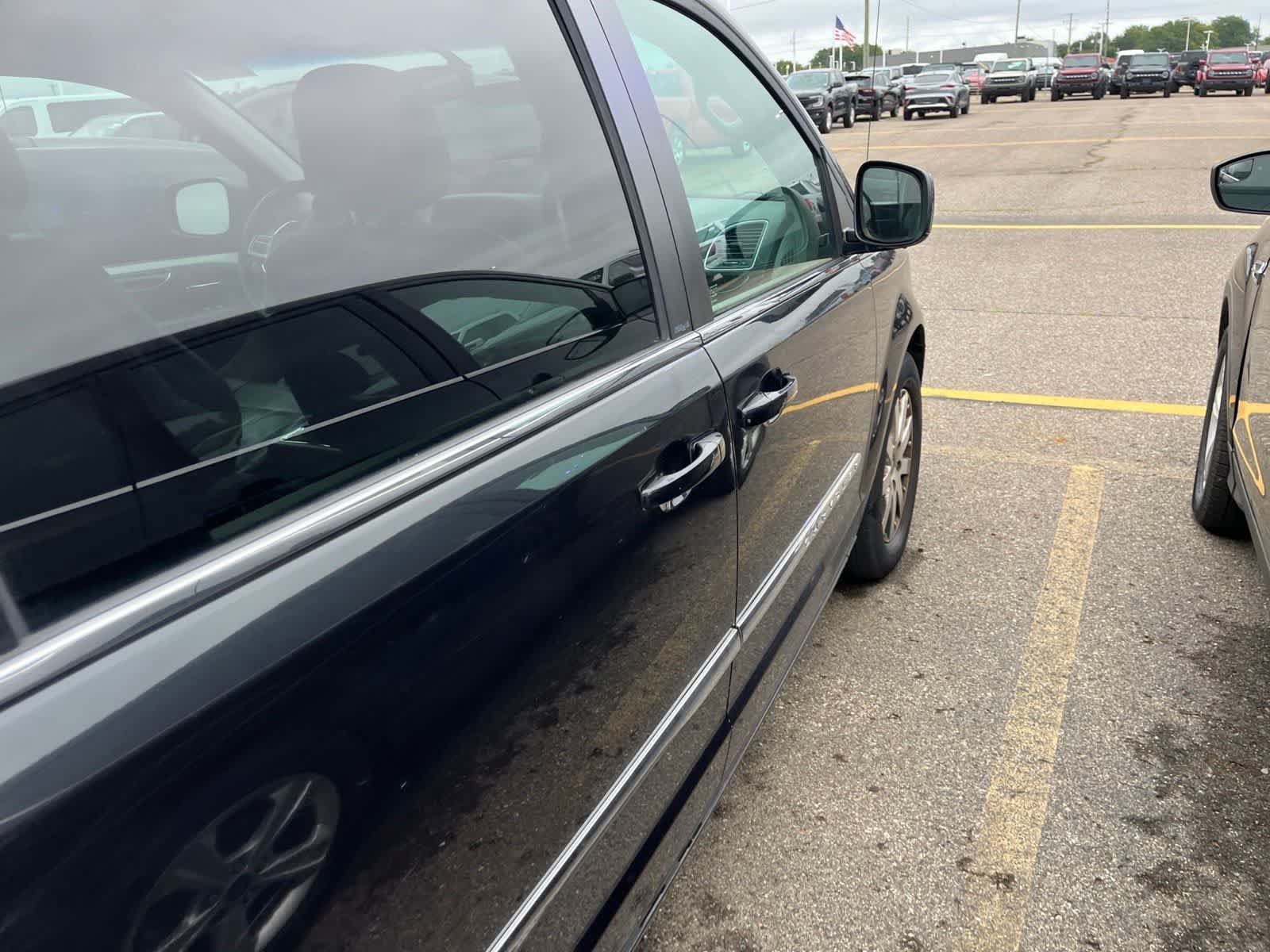 Used 2013 Chrysler Town & Country Touring FWD image 16