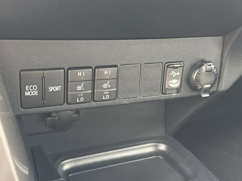 Used 2018 Toyota RAV4 Limited image 33