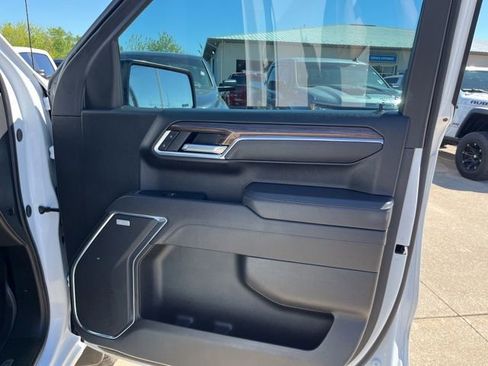 Used 2025 Chevrolet Silverado 1500 LT Trail Boss w/ Convenience Package II AWD/4WD image 16