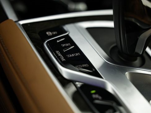 Used 2022 BMW 740i w/ M Sport Package image 40