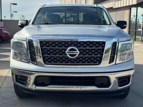 Used 2018 Nissan Titan SV w/ SV Convenience Package image 3